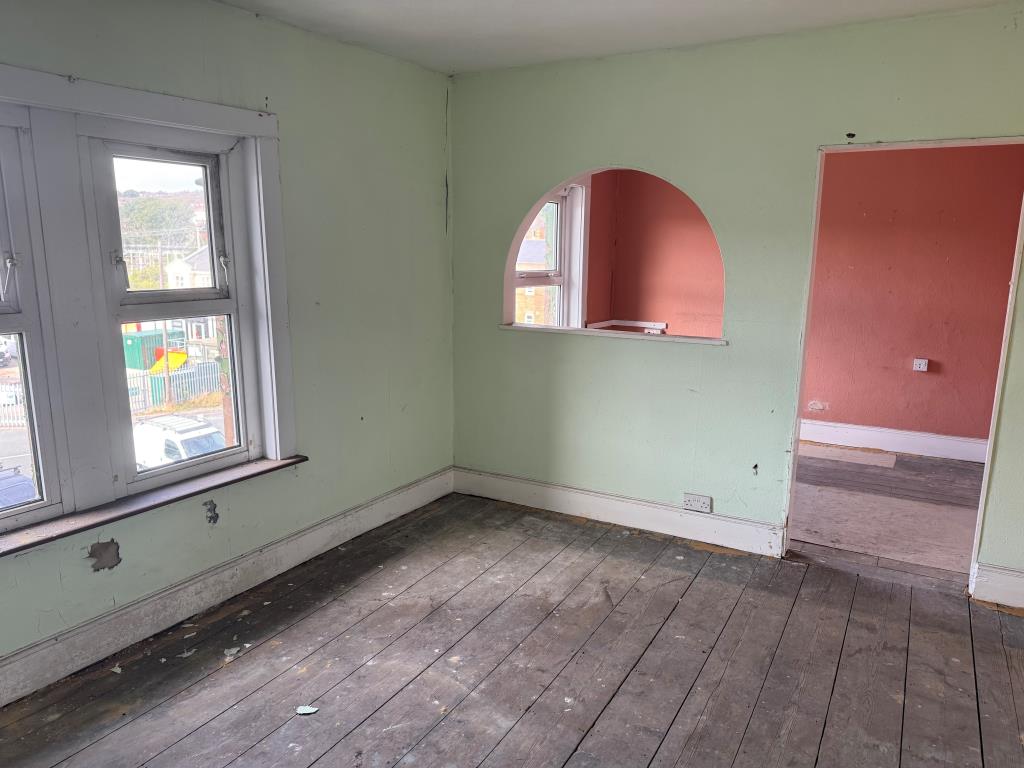 Lot: 189 - FREEHOLD FORMER HOTEL NOW ARRANGED AS TWO LARGE MAISONETTES WITH POTENTIAL - Part of the Upper Floor